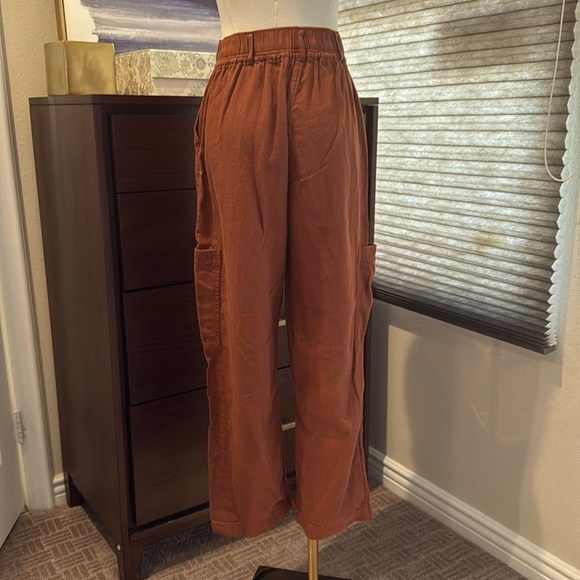 Woman's Melrose and Market Barrel Leg Utility Pants in Rust Sequoia. Size xs - Picture 6 of 8